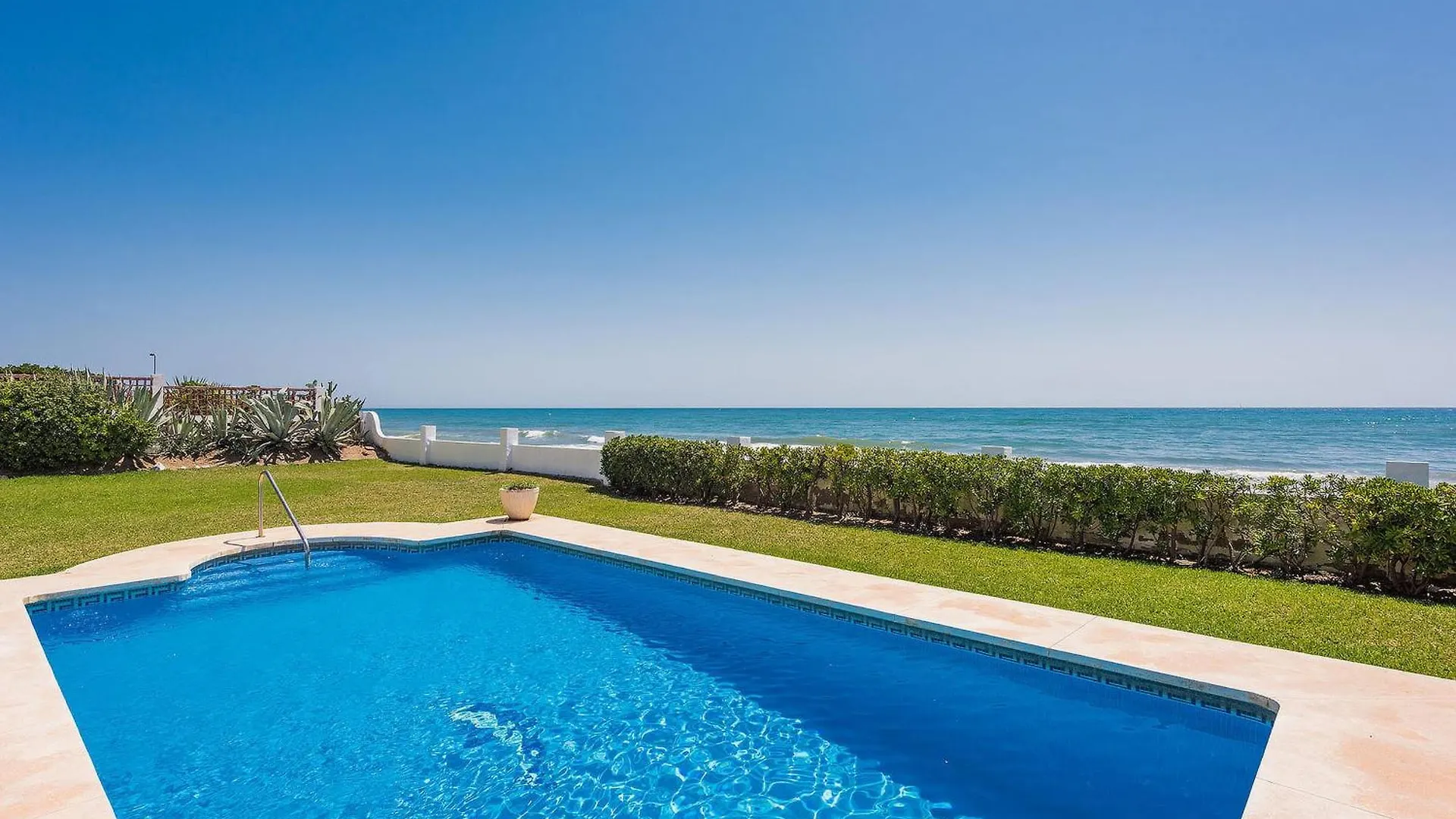 מארבלה 1100 - Beach Front Villa