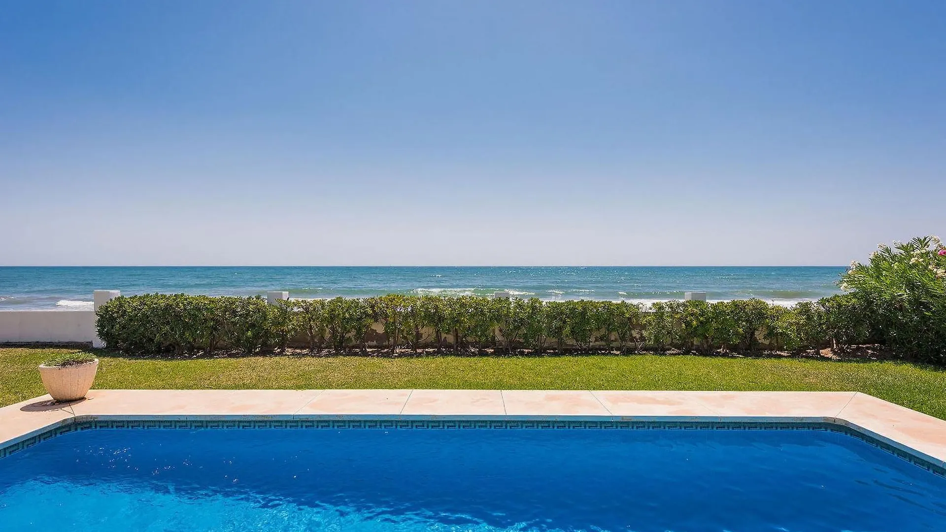 מארבלה 1100 - Beach Front Villa