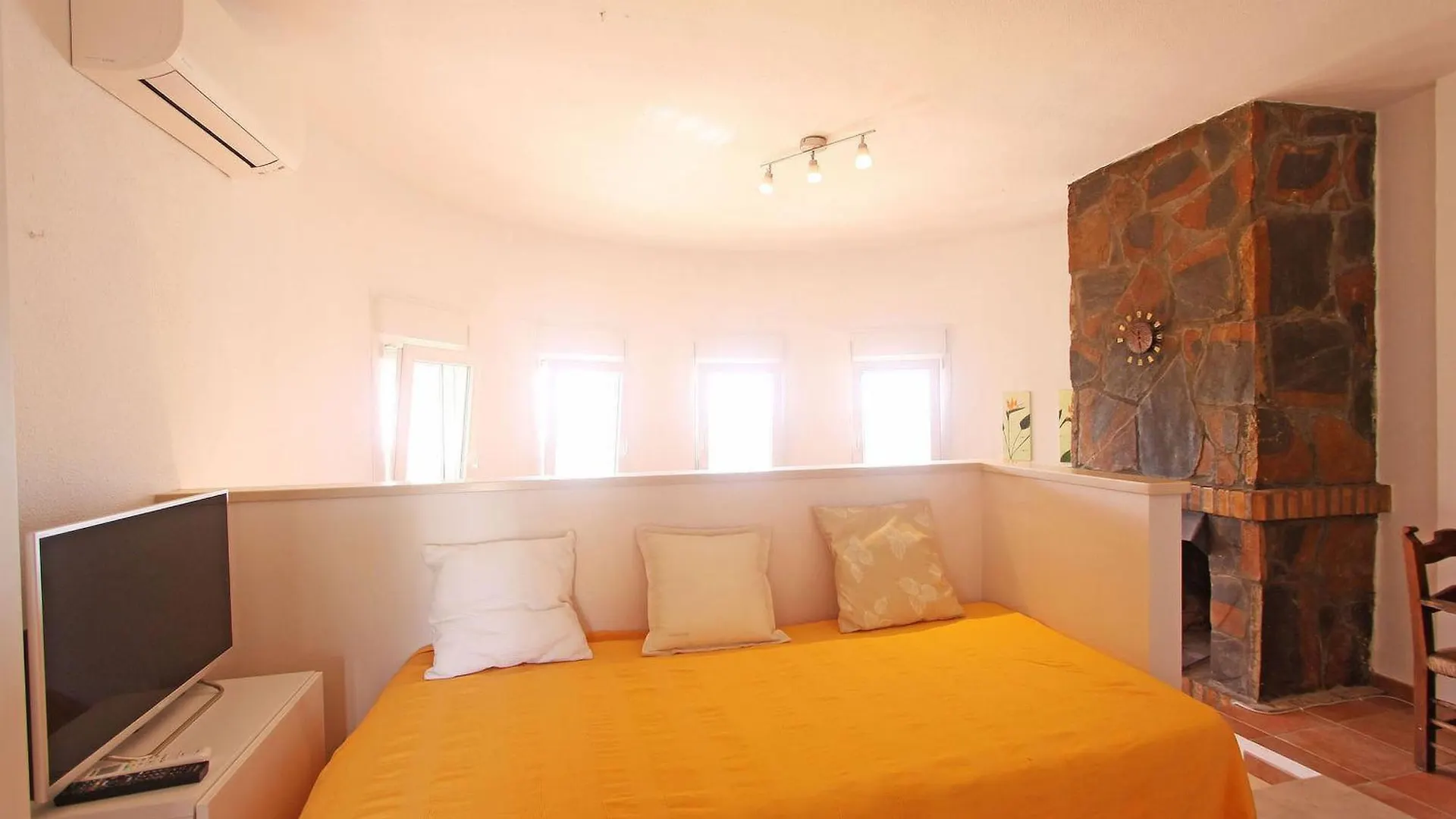 מארבלה 1100 - Beach Front Villa 0*,  ספרד