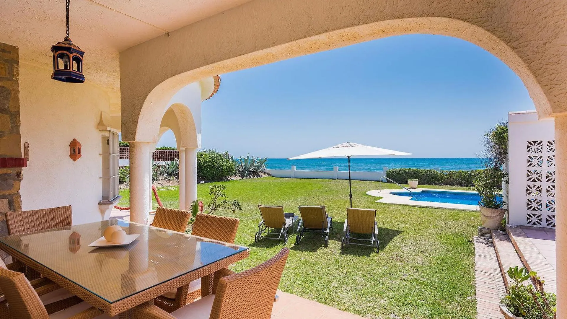 הקונטקטים של 1100 - Beach Front Villa