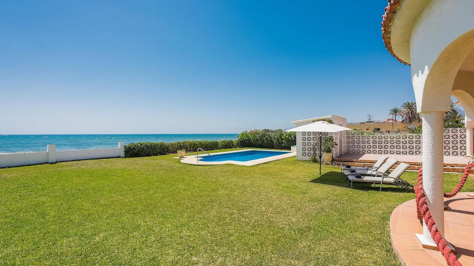מארבלה 1100 - Beach Front Villa ספרד